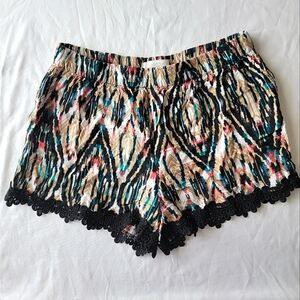 APII Casual Shorts With Lace Trim and Pattern